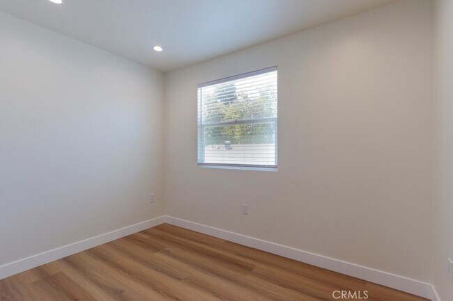 Building Photo - 5221 E Willow St