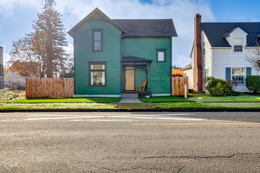 Primary Photo - 275 Monmouth St