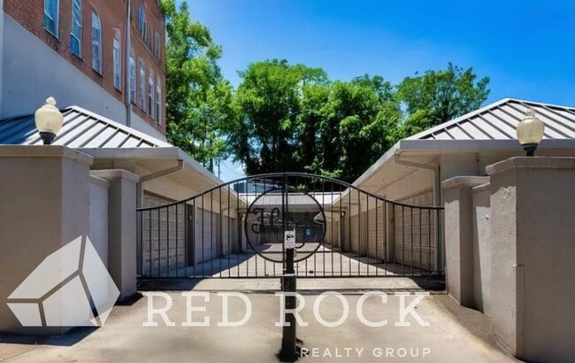 Building Photo - Historic Highland Plaza Efficiency / Studi...