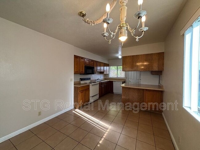 Building Photo - 325 N Main St