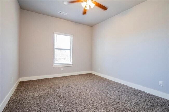 Building Photo - 213 Alder St