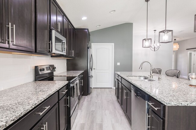 Building Photo - Stunning home in desirable neighborhood !