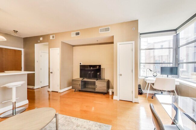 Building Photo - Beautiful 1 bedroom + 1 Ba + Garage space ...