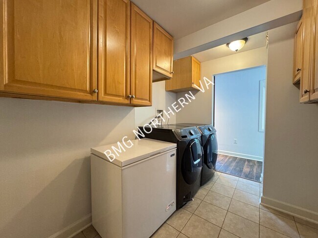 Building Photo - 8221 Barron St