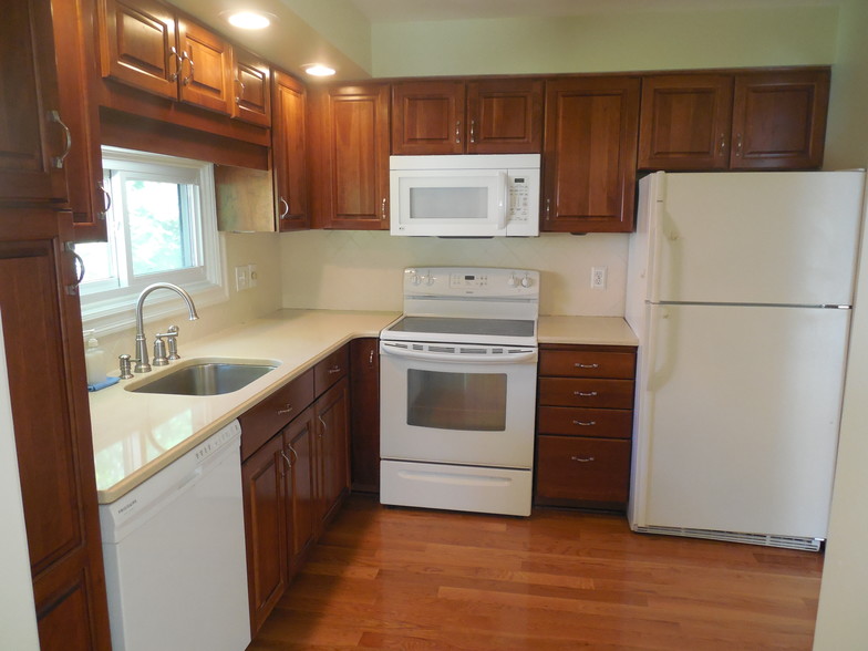 Cherry cabinets, eat-in kitchen - 84 Wintergreen Way