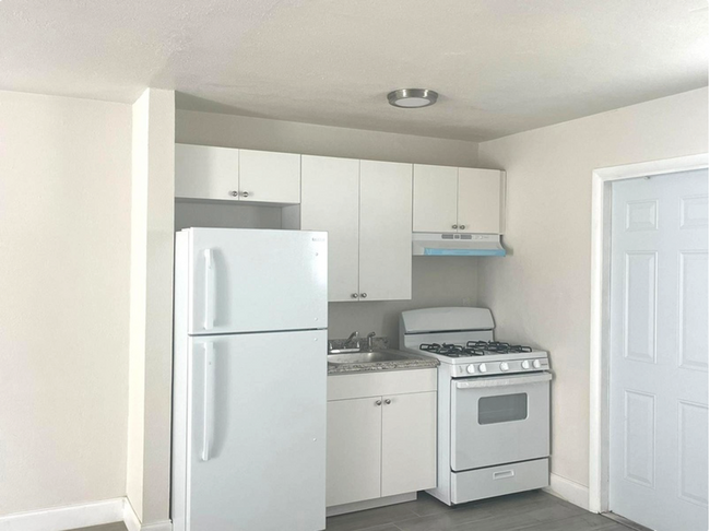 Building Photo - LARGE NEWLY RENOVATED 2 BEDROOM APARTMENTS
