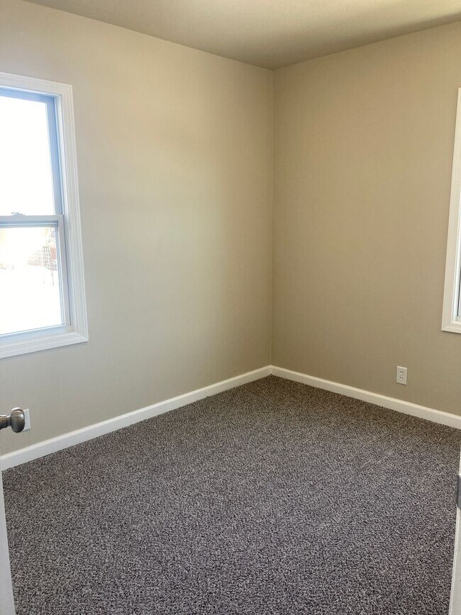 Building Photo - Newly updated 2 bedroom 1 bathroom home