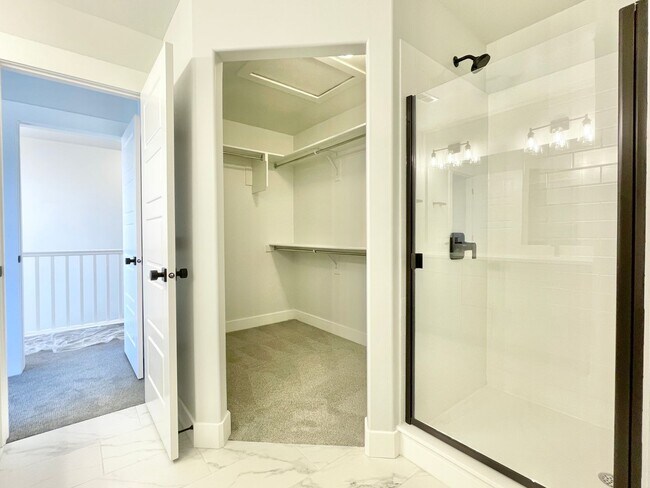 Building Photo - Beautiful Poolside Townhome at Mountain Ridge!
