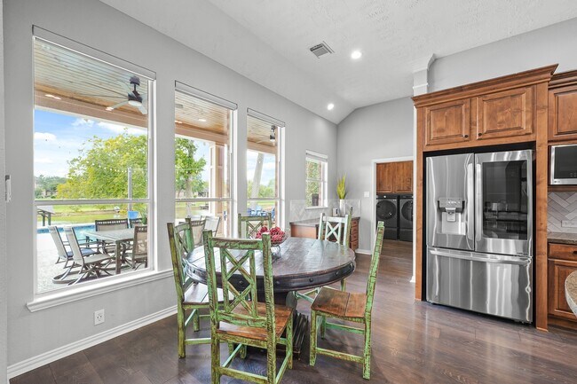 Building Photo - 4703 Oxbow Cir W