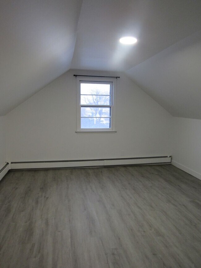 Building Photo - Updated 4 Bedroom Home! Heat Paid!