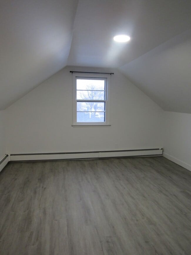 Building Photo - Updated Cape Cod 4 Bedroom Home! Heat/Water Pd!