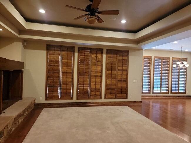 Building Photo - Stylish 4 Bedroom Home with Large Living S...