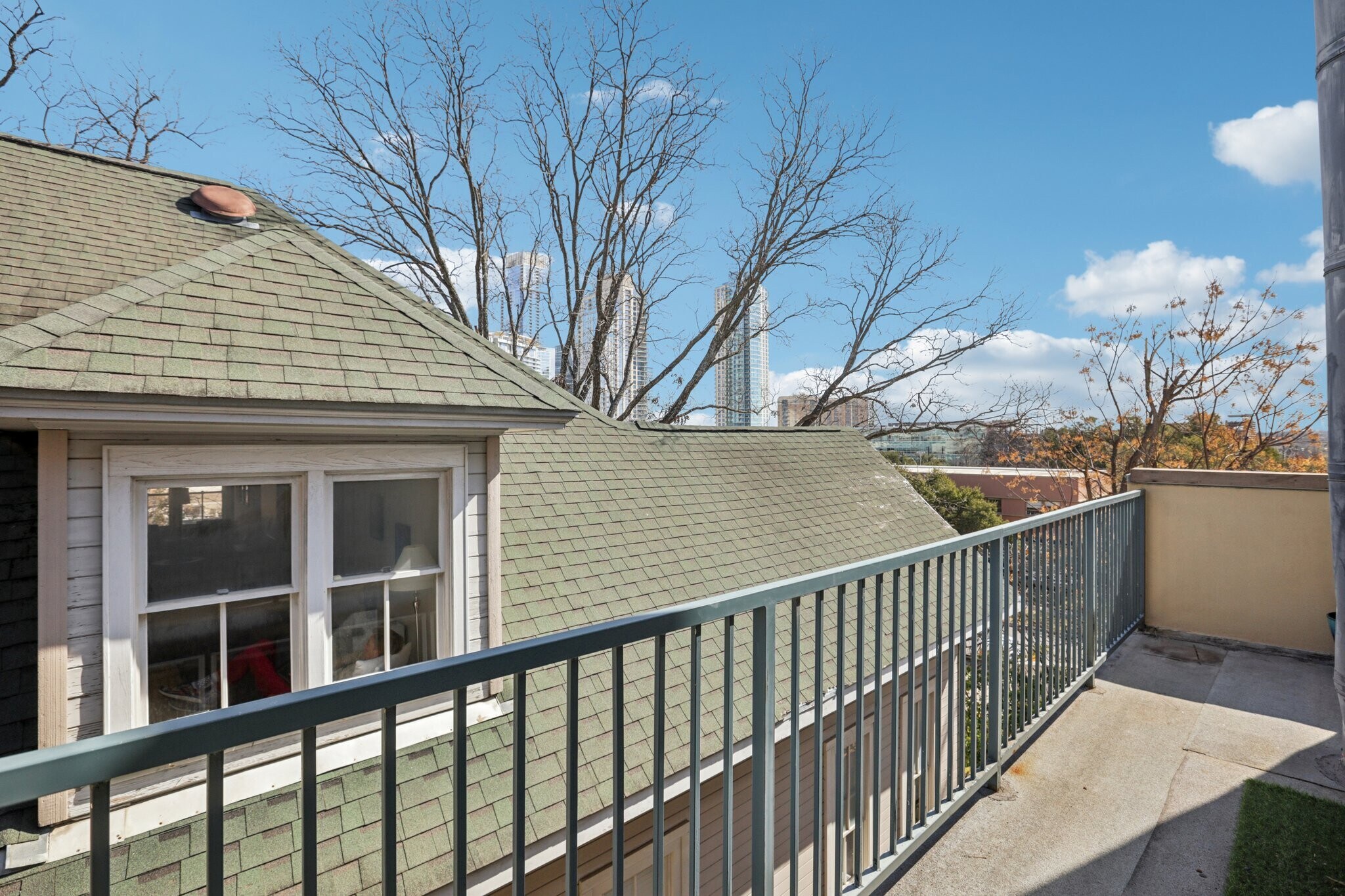 Building Photo - 1106 W 6th St