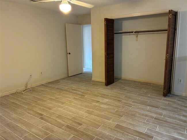 Building Photo - 13784 Hollowgreen Dr