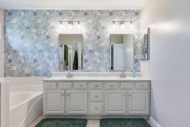 Building Photo - Short term rental available