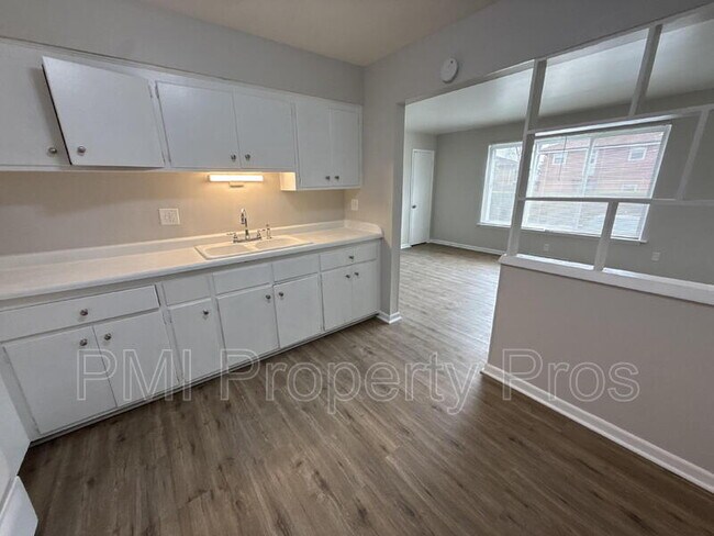 Building Photo - 7701 W Hampton Ave