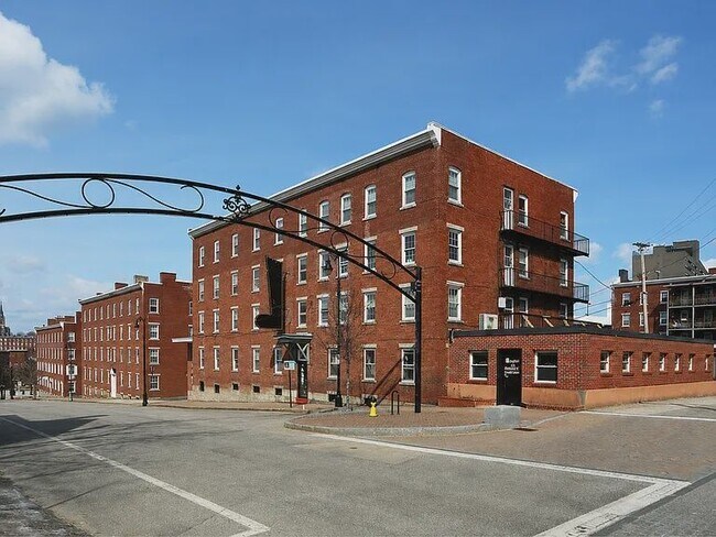Building Photo - 67 Stark St