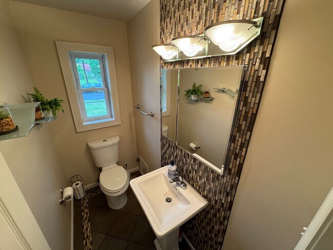Building Photo - Gorgeous 3 Bed 1.5 Bath Single-Family Home...