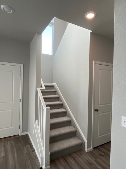 Building Photo - 9246 Henson Pl