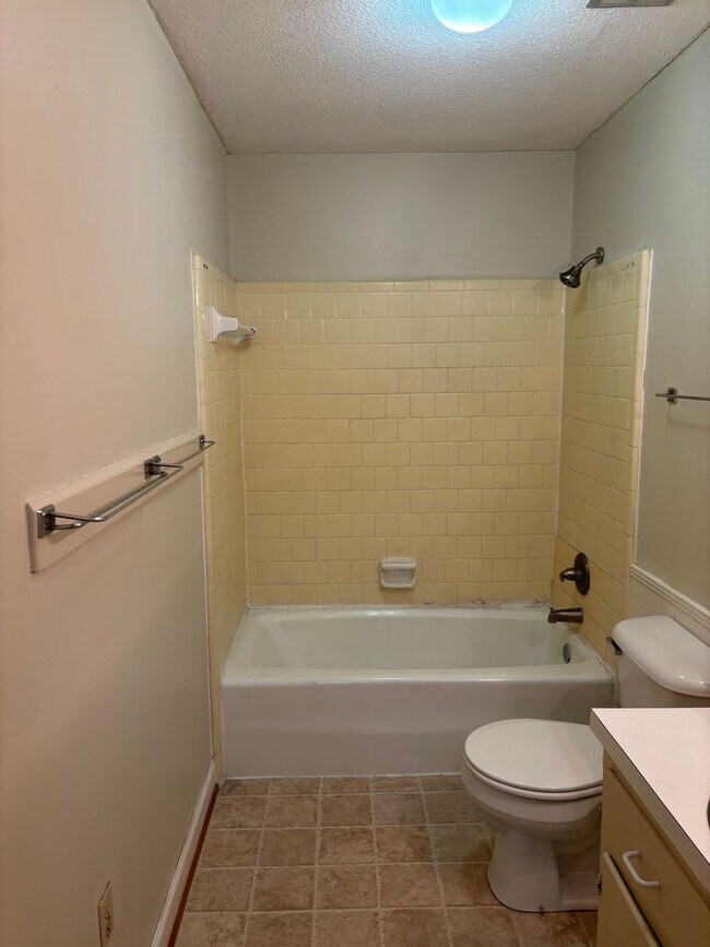 Building Photo - Very nice Townhome