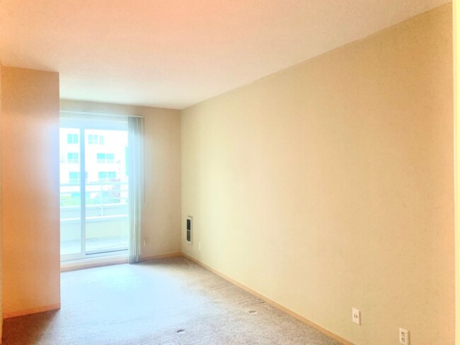 Building Photo - Quiet one Bedroom condo in Doorman Buildin...