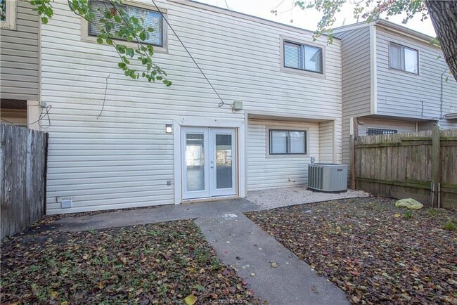 Building Photo - Bryan - 3 Bedroom / 1.5 bathroom / Carport / Back Yard, 2 Story unit.