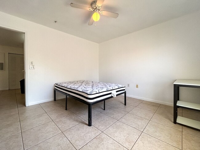Building Photo - ROOM FOR RENT Charming 1/1 in University T...
