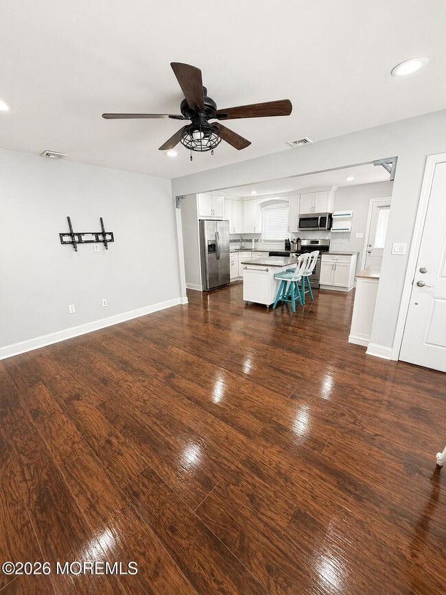 Building Photo - 194 2nd St