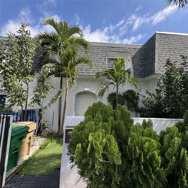 Building Photo - 4028 SW 67th Terrace