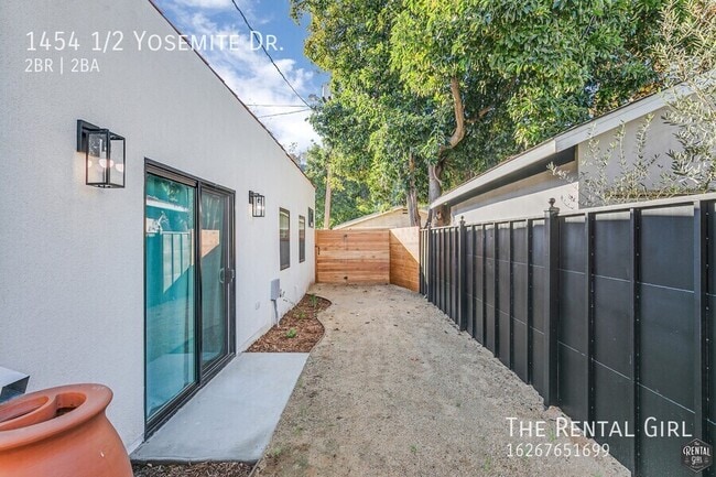 Building Photo - 1454 1/2 Yosemite Dr.-