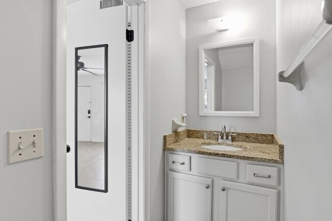 Building Photo - Southfork Oaks Condo