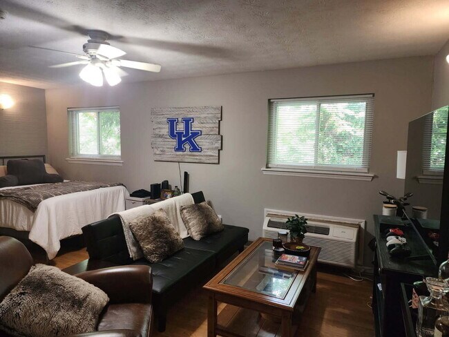 Building Photo - 562 Woodland Ave