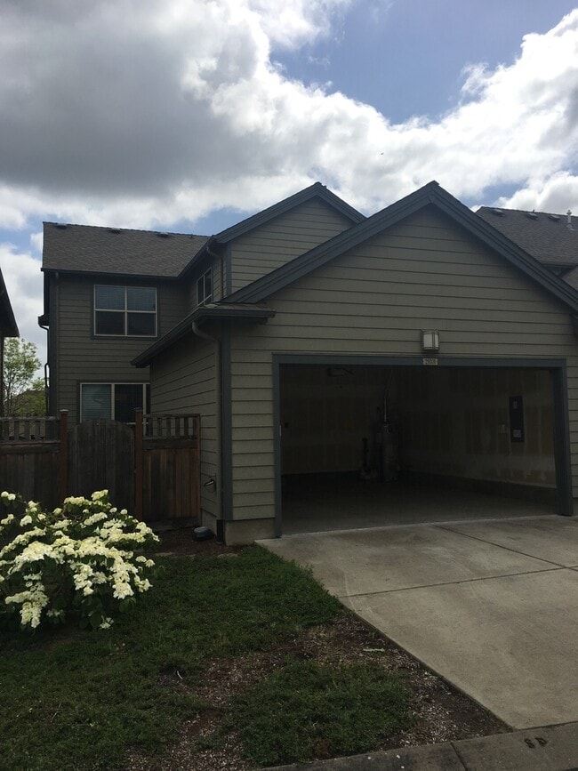 Building Photo - 3 bedroom 2.5 bath Legend Built home in Villabois