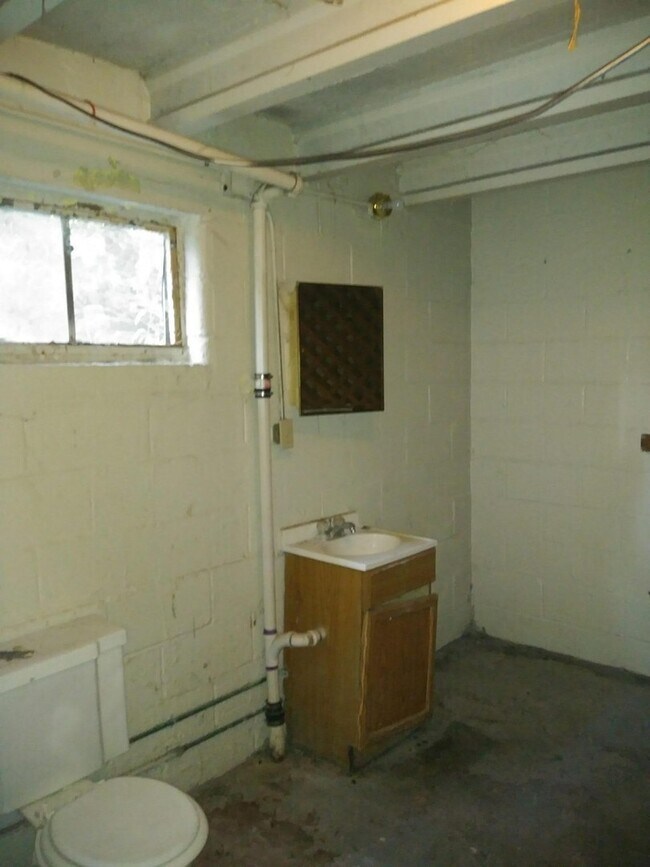 Building Photo - Cozy 4 bed 1.5 bath with a detached garage