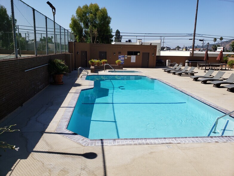 Swimming pool - 424 Oak St