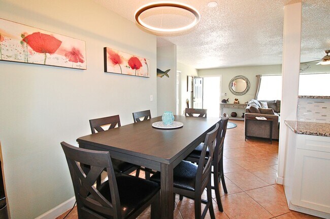 Building Photo - 3 Bed, 2 Bath Furnished Home With Screened...