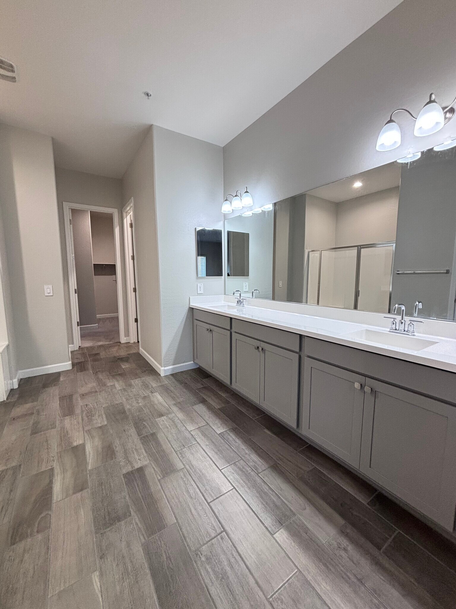 master bath - 1255 N Arizona Ave