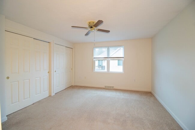 Building Photo - 59 Brookbend Way E