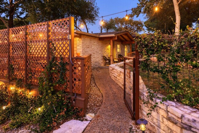 Building Photo - 2906 Westhill Dr
