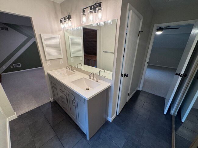 Building Photo - Aurora Townhome Right on the Golf Course