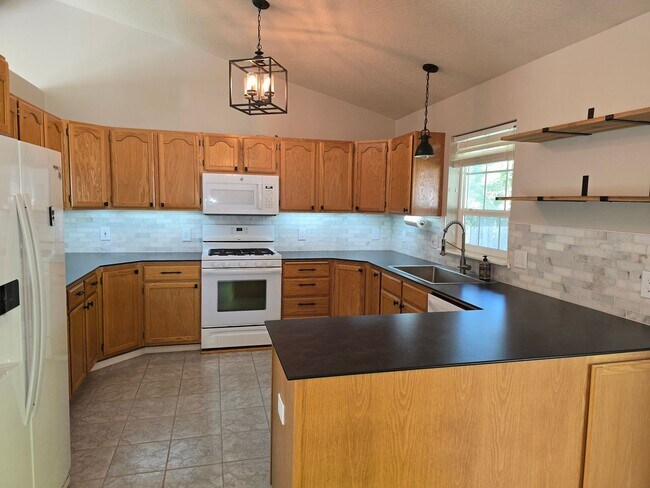Building Photo - Beautiful home in desirable Riverside Harbor.
