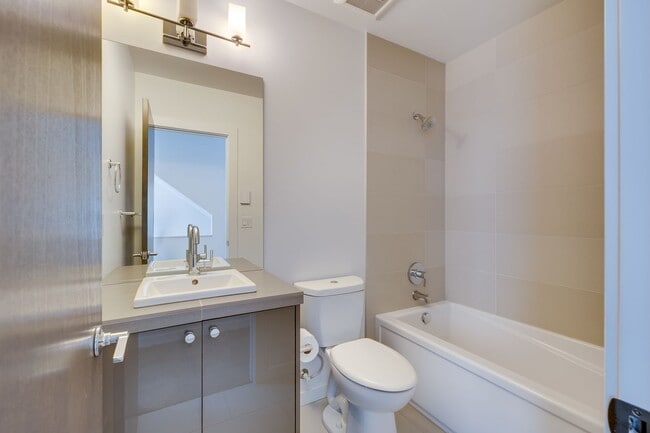 Building Photo - Beautiful 3 bedroom townhome in Leschi!