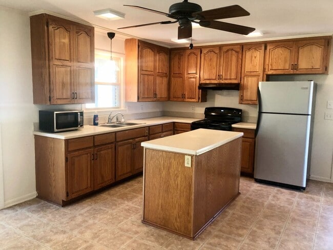 Building Photo - 3 bed 2 bath family rental