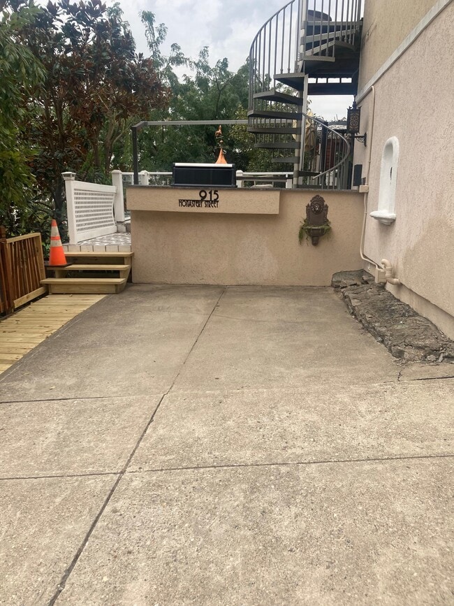 dent free off street parking - 915 Monastery St