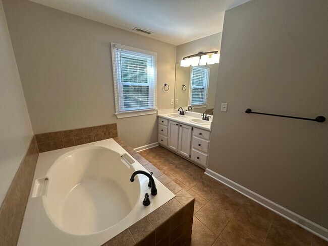 Building Photo - 160 Lystra Hills Ln