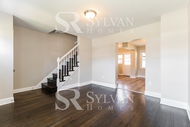 Building Photo - Charming 2BR 1BA Townhome