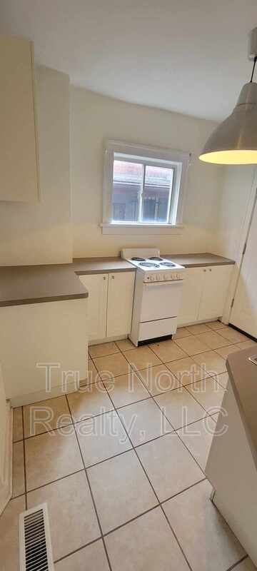 Building Photo - 1683 1/2 Oak Street