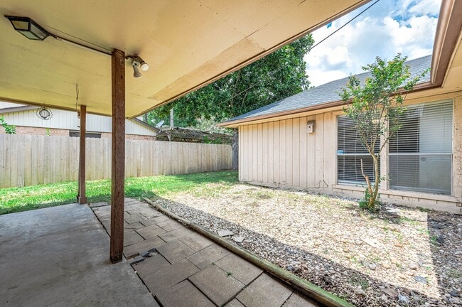 Building Photo - 1922 Arcadia Dr