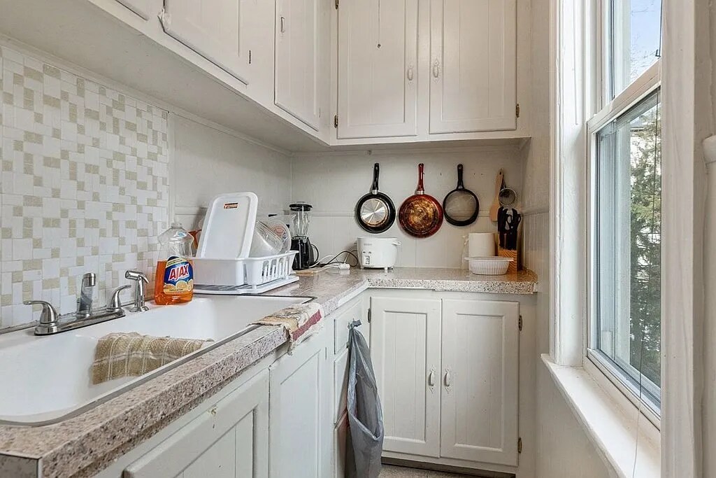 Building Photo - 11 Mars St