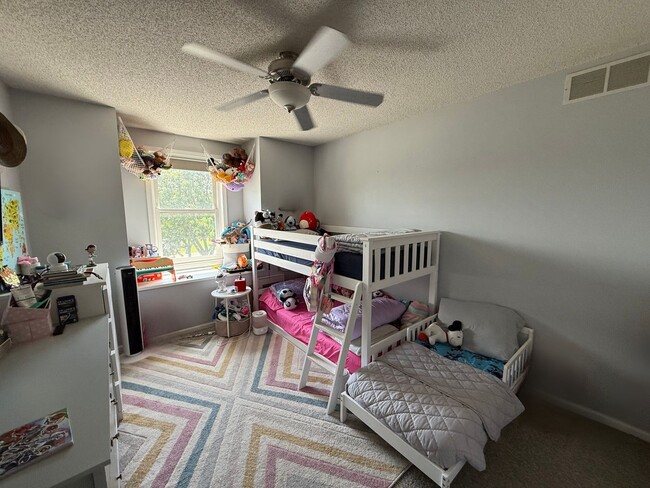 Building Photo - Updated 2 Bed, 2.5 Bath Apple Valley Townh...